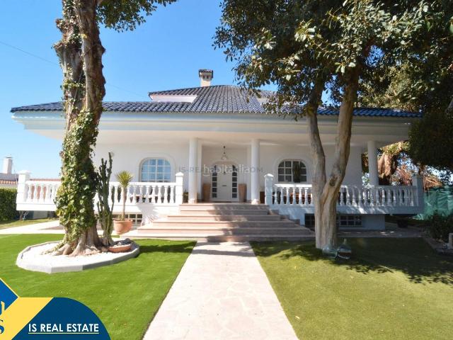 Chalet en venta en Torrevieja, Zona Carrefour Urbanizaciones. Villa renovada con piscina privada, en la provincia de Alicante, en la ciudad de Torrevieja, en la zona de Torreta. 4 habitaciones.