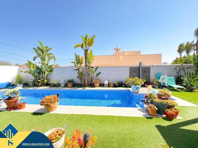 Chalet en venta en Torrevieja, Zona Carrefour Urbanizaciones. Villa reformada con piscina privada, en la provincia de Alicante, en la localidad de Torrevieja, en el barrio de Torreta. 2 habita.