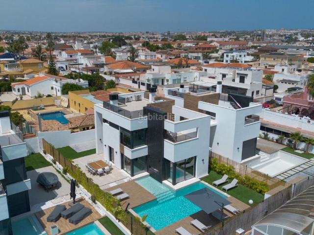 Chalet en venta en Torrevieja, Zona Carrefour Urbanizaciones. Vivienda de lujo con domótica y piscina privada en Torrevieja Lista para entrar a vivir. Chalets.