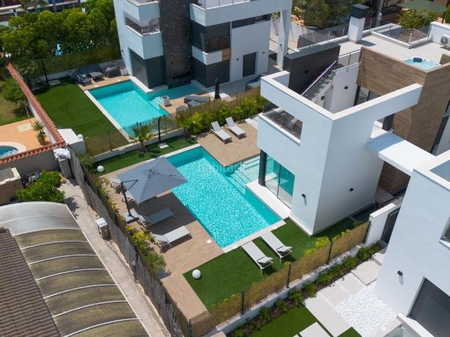 Chalet en venta en Torrevieja, Zona Carrefour Urbanizaciones. Vivienda de lujo con domótica y piscina privada en Torrevieja Lista para entrar a vivir. Chalets.