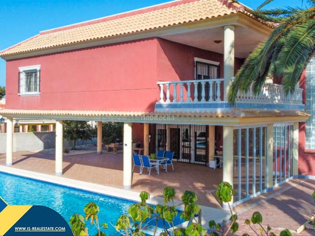 Chalet en venta en Torrevieja, Zona Carrefour Urbanizaciones. Chalet con piscina privada, en la provincia de Alicante, en la localidad de Torrevieja, en la pedanía de Torreta. 6 habitaciones.