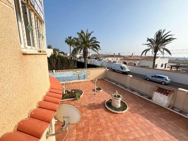 Chalet en venta en Torrevieja, Zona Carrefour Urbanizaciones. Chalet con piscina y amplias estancias en El Chaparral. Chalets.