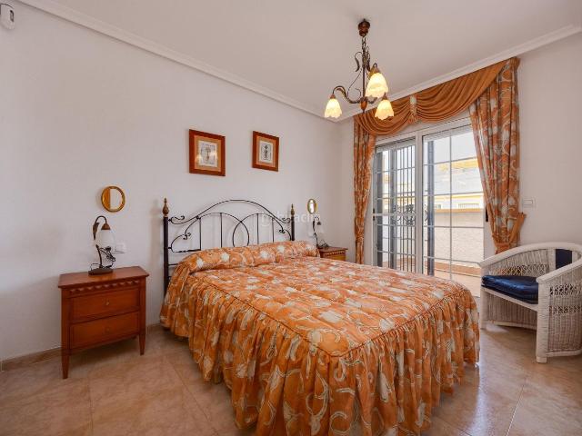Chalet en venta en Torrevieja, Zona Carrefour Urbanizaciones. Chalet de 3 dormitorios y piscina comunitaria en Torrevieja. Chalets.