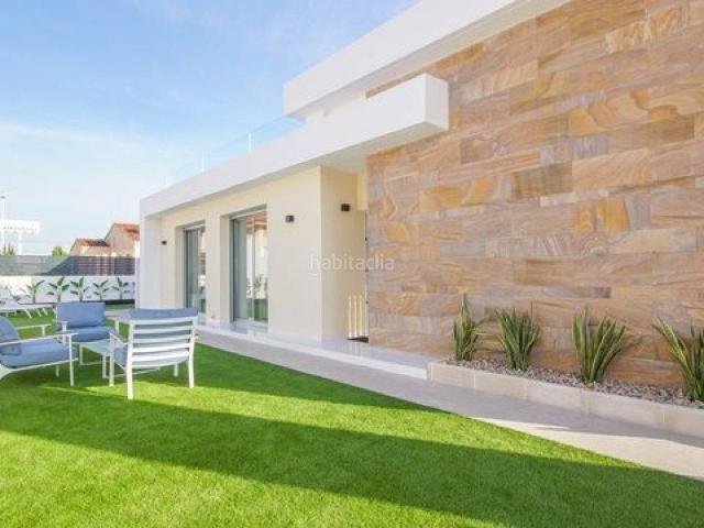 Chalet en venta en Torrevieja, Zona Carrefour Urbanizaciones. CHALET DE DISEÑO MODERNO, EN PARCELA DE 400 M2, 3 DORMITORIOS. Chalets.