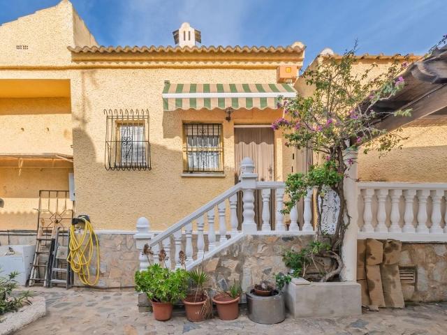 Chalet en venta en Torrevieja, Zona Carrefour Urbanizaciones. Chalet independiente, 304 m2 de parcela, con 3 dormitorios y 2 cabañas en San Luis. Chalets.