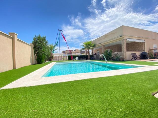 Chalet en venta en Torrevieja, Zona Carrefour Urbanizaciones. Chalet independiente con piscina privada. Chalets.