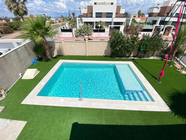 Chalet en venta en Torrevieja, Zona Carrefour Urbanizaciones. Chalet independiente de 800m2, a solo 1km de la playa!. Chalets.