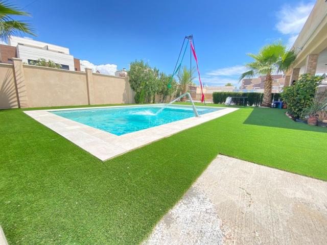 Chalet en venta en Torrevieja, Zona Carrefour Urbanizaciones. Chalet independiente en planta única con piscina nueva Torreta Florida Av. García Lorca. Chalets.