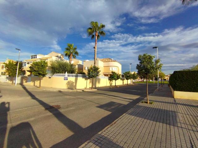 Chalet en venta en Torrevieja, Zona Carrefour Urbanizaciones. Descubre el hogar de tus sueños en Torrevieja!. Chalets.