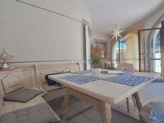 Chalet en venta en Torrevieja, Zona Carrefour Urbanizaciones. Espaciosa villa de dos dormitorios y un baño en Torrevieja, con piscina privada, solárium, garaje y excelente ubicación en San Lui.