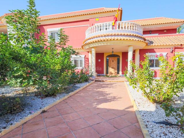 Chalet en venta en Torrevieja, Zona Carrefour Urbanizaciones. ESPECTACULAR VILLA INDEPENDIENTE DE 6 DORMITORIOS CON PISCINA PRIVADA ZONA TORRETA FLORIDA. Chalets.