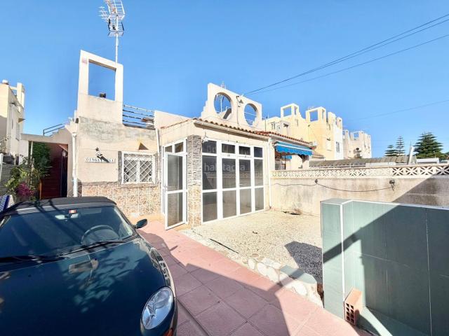 Chalet en venta en Torrevieja, Zona Carrefour Urbanizaciones. iexclVENTA DE CHALET EN TORREVIEJA!Chalet semi independiente en alquiler, ideal para quienes buscan una vivienda con potencial y e.