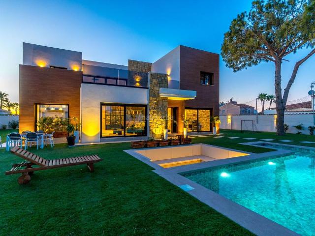 Chalet en venta en Torrevieja, Zona Carrefour Urbanizaciones. Luxus villa TORRETA FLORIDA. Chalets.