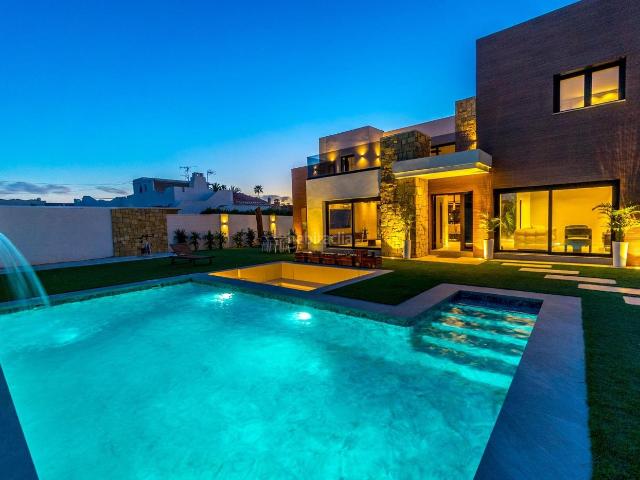 Chalet en venta en Torrevieja, Zona Carrefour Urbanizaciones. Lujosa villa en Torreta Florida, Torrevieja. Chalets.