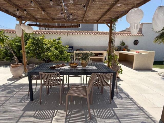 Chalet en venta en Torrevieja, Zona Carrefour Urbanizaciones. Preciosa villa con fantásticas zonas al aire libre y piscina privada!. Chalets.