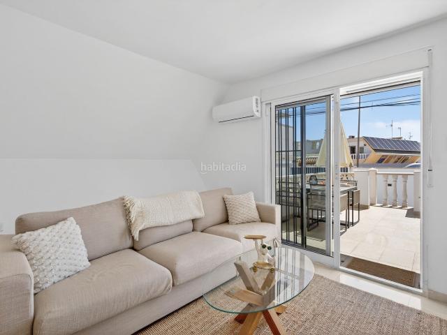 Chalet en venta en Torrevieja, Zona los Frutales. Villa Esquinera Totalmente Reformada con Piscina Privada y Excelente Zona Exterior. Chalets.