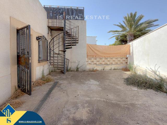 Chalet en venta en Torrevieja, Zona los Frutales. Villa para reformar con terraza, en la provincia de Alicante, en la localidad de Torrevieja, en la zona de Playa de Los Locos. 2 h. Chalets.