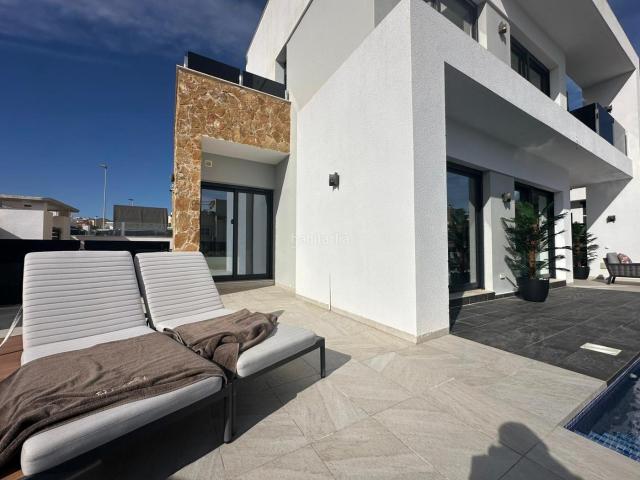 Chalet en venta en Torrevieja, Zona los Frutales. BONITA VILLA EN TORREVIEJA 4 HAB, 4 BÑOS. Chalets.