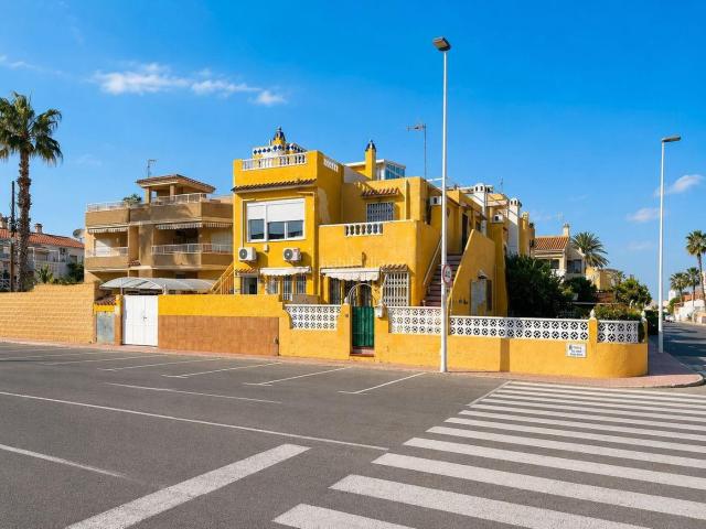 Chalet en venta en Torrevieja, Zona los Frutales. CHALET ADOSADO EN VENTA EN TORREVIEJADescubre este fantaacutestico chalet adosado en Torrevieja, ideal para quienes buscan amplitu. Chalets.