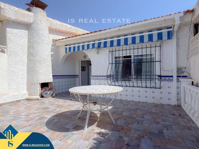 Chalet en venta en Torrevieja, Zona Playa de los Locos. Villa con terraza, en la provincia de Alicante, en la ciudad de Torrevieja, en la zona de Playa de Los Locos. 2 habitaciones 57. Chalets.