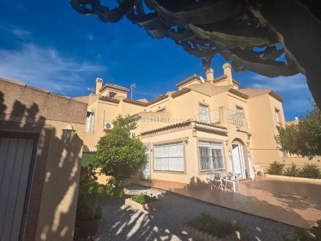 Chalet en venta en Torrevieja, Aguas Nuevas. Casa adosada con terraza, en la provincia de Alicante, en Torrevieja, zona de La Mata. 3 habitaciones 102 m² 1.5 kilómetros ha. Chalets.