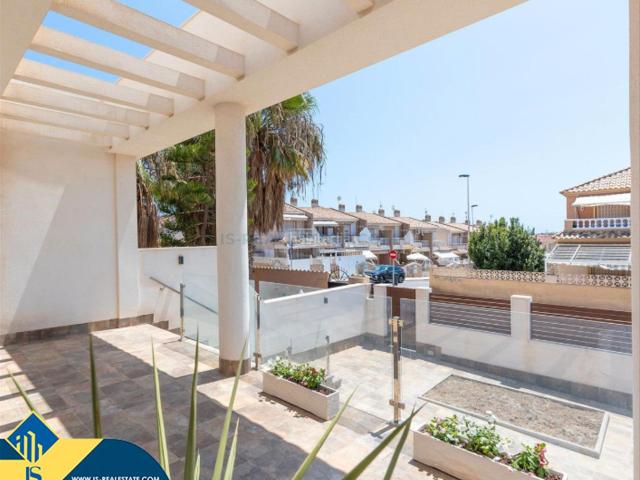 Chalet en venta en Torrevieja, Aguas Nuevas. Casa renovada con terraza, en la provincia de Alicante, en la ciudad de Torrevieja, en la zona de La Mata. 4 habitaciones 220 m². Chalets.