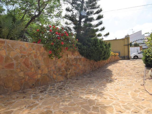 Chalet en venta en Torrevieja, Aguas Nuevas. Chalet independiente en Aguas Nuevas de Torrevieja, una zona tranquila y cerca de servicios.ampnbspLa vivienda tiene una parcela d. Chalets.