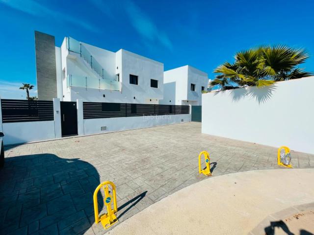Chalet en venta en Torrevieja, Aguas Nuevas. Ubicada en la encantadora localidad de Torrevieja, esta exclusiva oferta inmobiliaria presenta dos viviendas independientes que de. Chalets.