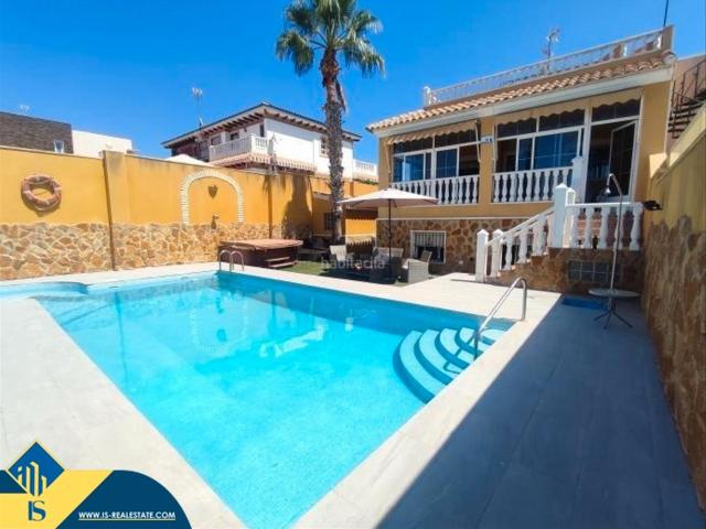Chalet en venta en Torrevieja, Aguas Nuevas. Vila con piscina privada, en la provincia de Alicante, en la ciudad de Torrevieja, en la zona de La Mata. 6 habitaciones 400 m². Chalets.