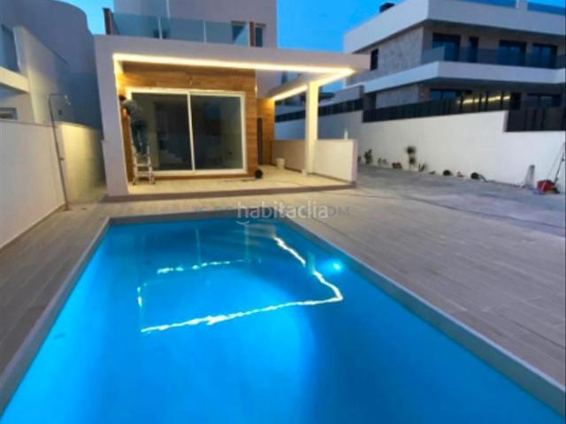Chalet en venta en Torrevieja, Aguas Nuevas. Villa con piscina privada, en la provincia de Alicante, en la ciudad de Torrevieja, en la zona de La Mata. 3 habitaciones 120 m². Chalets.