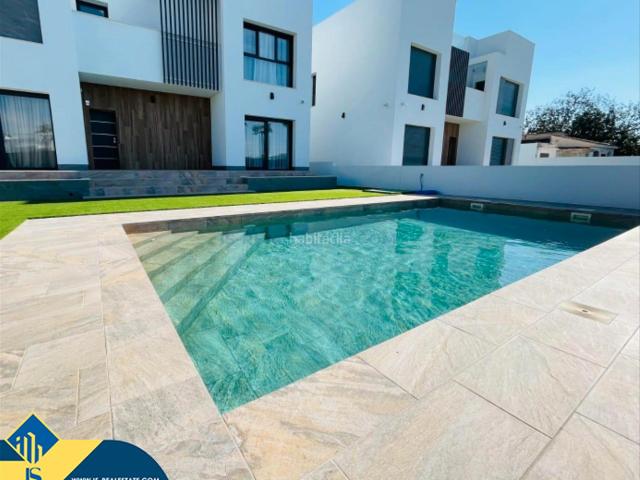 Chalet en venta en Torrevieja, Aguas Nuevas. Villa con piscina privada, en la provincia de Alicante, en la ciudad de Torrevieja, en la zona de La Mata. 5 habitaciones 368 m². Chalets.