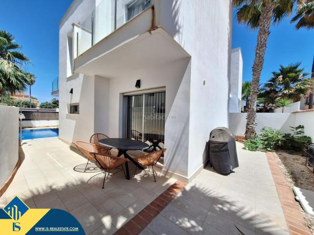 Chalet en venta en Torrevieja, Aguas Nuevas. Villa con piscina privada, en la provincia de Alicante, en la ciudad de Torrevieja, en la zona de Playa de Los Locos. 3 habitacion. Chalets.