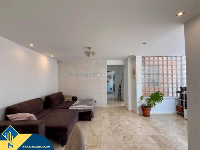 Chalet en venta en Torrevieja, Aguas Nuevas. Villa con piscina privada, en la provincia de Alicante, en la ciudad de Torrevieja, en la zona de Playa de Los Locos. 5 habitacion. Chalets.