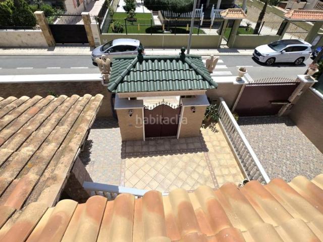 Chalet en venta en Torrevieja, Aguas Nuevas. Villa con piscina privada, en la provincia de Alicante, en la localidad de Torrevieja, en el barrio de La Mata. 7 habitaciones 6. Chalets.