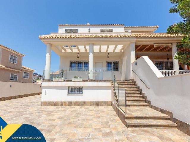 Chalet en venta en Torrevieja, Aguas Nuevas. Villa con piscina privada, en la provincia de Alicante, en la localidad de Torrevieja, en la zona de Playa de Los Locos. 4 habitac. Chalets.