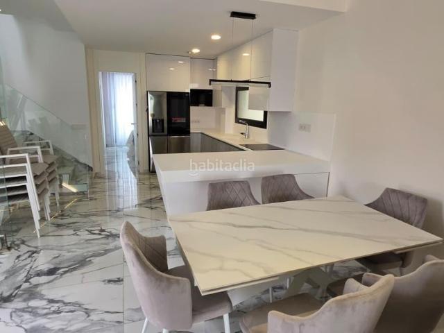 Chalet en venta en Torrevieja, Aguas Nuevas. Villa de lujo exclusiva de obra nueva en Aguamarga Torrevieja Diseño contemporáneo, dos viviendas independientes en una sola pro. Chalets.