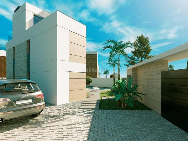 Chalet en venta en Torrevieja, Aguas Nuevas. Villa Esmeralda un oasis de lujo y confort. Chalets.