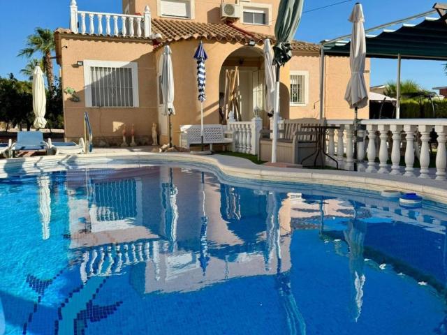 Chalet en venta en Torrevieja Alicante