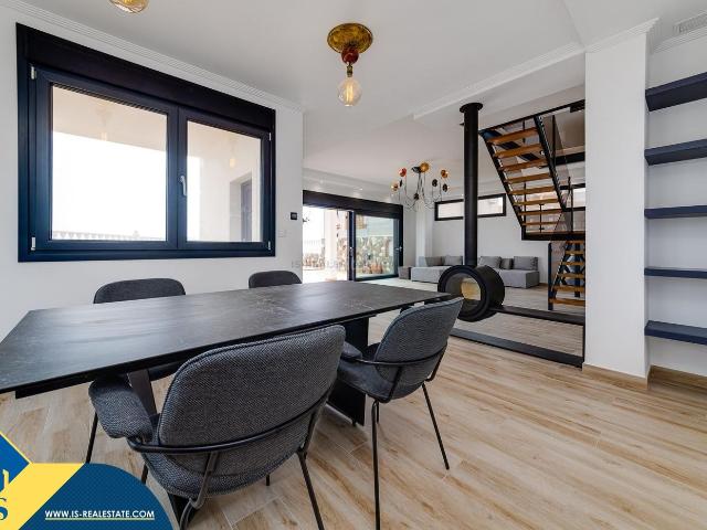 Chalet en venta en Torrevieja, Cabo Cervera. Casa reformada con piscina privada, en la provincia de Alicante, en la localidad de Torrevieja, en el barrio de La Mata. 4 habitac. Chalets.