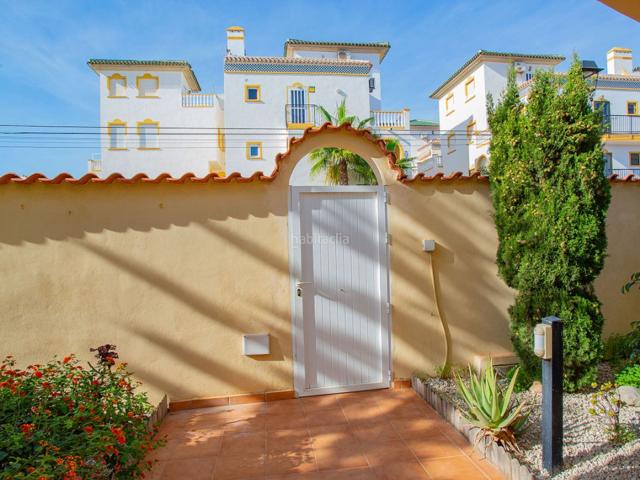 Chalet en venta en Torrevieja, Cañada del Molino. Chalet independiente en Torrevieja, La Mata, con piscina y solárium privado, a solo 180 metros de la playa de La Mata. Esta propie. Chalets.