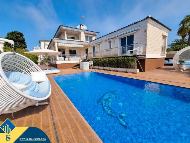 Chalet en venta en Torrevieja, Cañada del Molino. Villa con piscina privada, en la provincia de Alicante, en la ciudad de Torrevieja, en el barrio de La Mata. 5 habitaciones 670. Chalets.