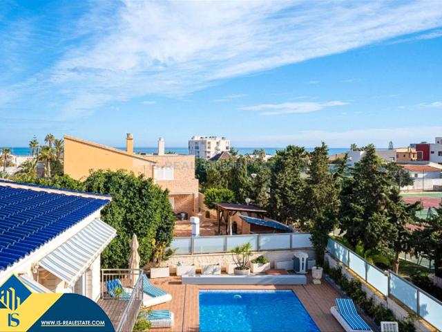 Chalet en venta en Torrevieja, Cañada del Molino. Villa con piscina privada, en la provincia de Alicante, en la ciudad de Torrevieja, en la zona de La Mata. 5 habitaciones 367 m². Chalets.