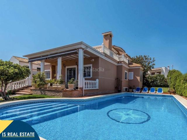 Chalet en venta en Torrevieja, Cañada del Molino. Villa con piscina privada, en la provincia de Alicante, en la ciudad de Torrevieja, en la zona de La Mata. 6 habitaciones 500 m². Chalets.