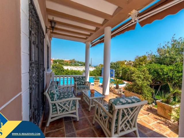 Chalet en venta en Torrevieja, Cañada del Molino. Villa con piscina privada, en la provincia de Alicante, en la localidad de Torrevieja, en el barrio de La Mata. 4 habitaciones 5. Chalets.
