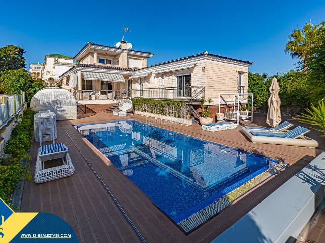 Chalet en venta en Torrevieja, Cañada del Molino. Villa con piscina privada, en la provincia de Alicante, en la localidad de Torrevieja, en el barrio de La Mata. 5 habitaciones 3. Chalets.