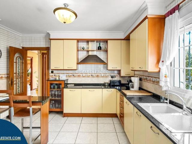 Chalet en venta en Torrevieja, Cañada del Molino. Villa con piscina privada, en la provincia de Alicante, en la localidad de Torrevieja, en el barrio de La Mata. 5 habitaciones 4. Chalets.