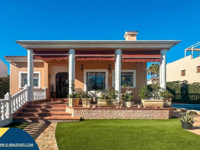 Chalet en venta en Torrevieja, Cañada del Molino. Villa con piscina privada, en la provincia de Alicante, en la localidad de Torrevieja, en el barrio de La Mata. 6 habitaciones 2. Chalets.