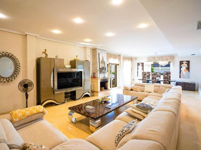 Chalet en venta en Torrevieja, Cañada del Molino. Villa de 5 dormitorios a 250m de la playa de La Mata con piscina y sauna. Chalets.