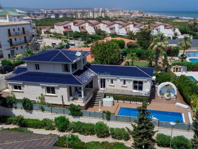 Chalet en venta en Torrevieja, Cañada del Molino. Villa de lujo en urbanización Molino Blanco, Torrevieja. Chalets.