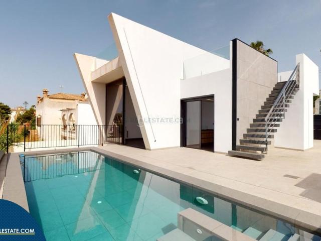 Chalet en venta en Torrevieja, Centro Muelle Pesquero. Villa con piscina privada, en la provincia de Alicante, en la ciudad de Torrevieja, en el barrio de Playa del Cura. 3 habitaciones. Chalets.
